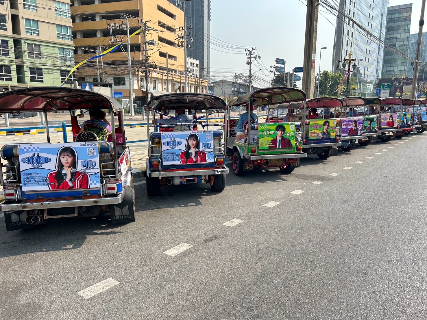 タイCentralWorld周辺を走行したトゥクトゥク広告の事例