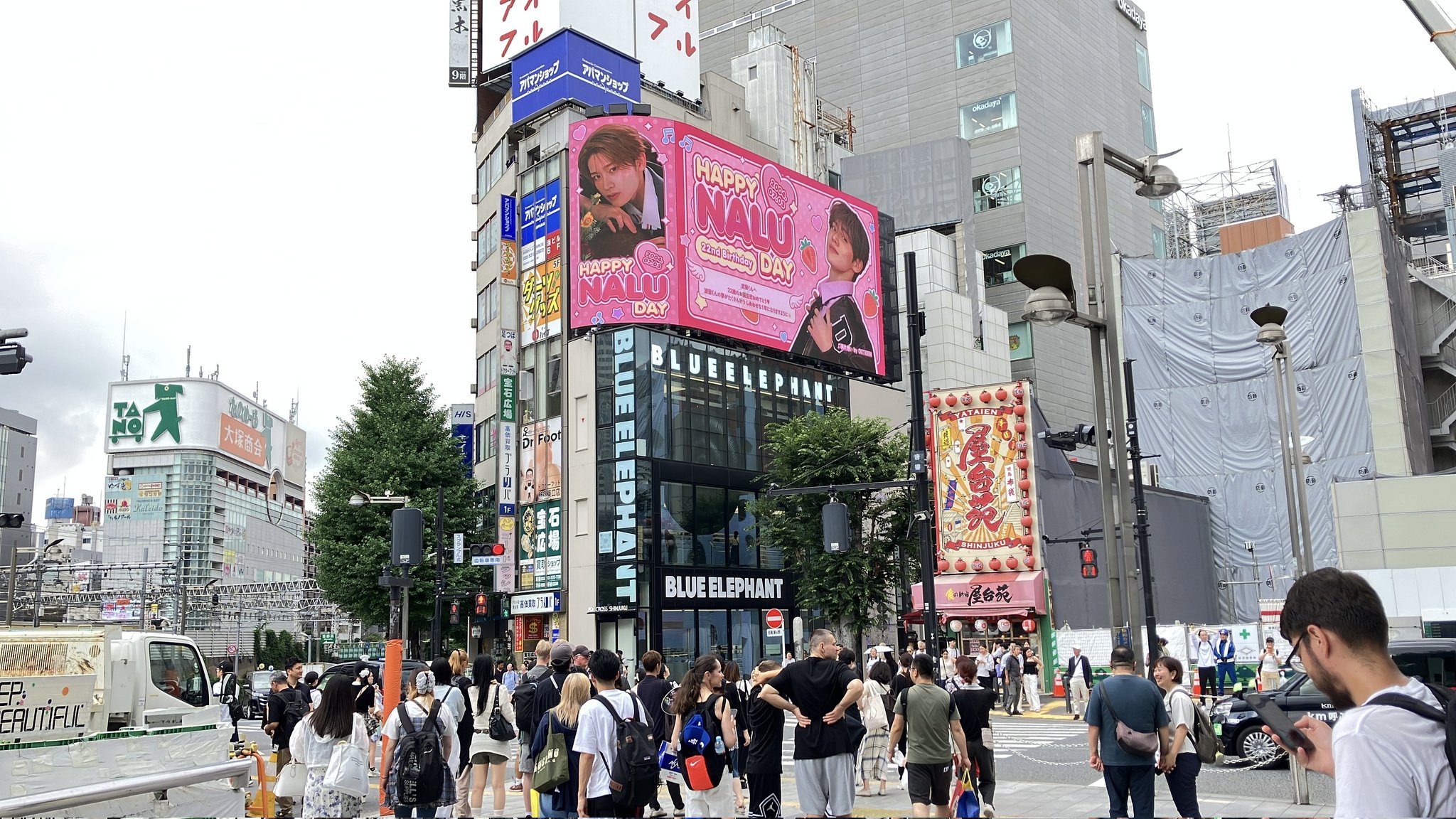 新宿クロス新宿ビジョンに掲出された応援広告の事例